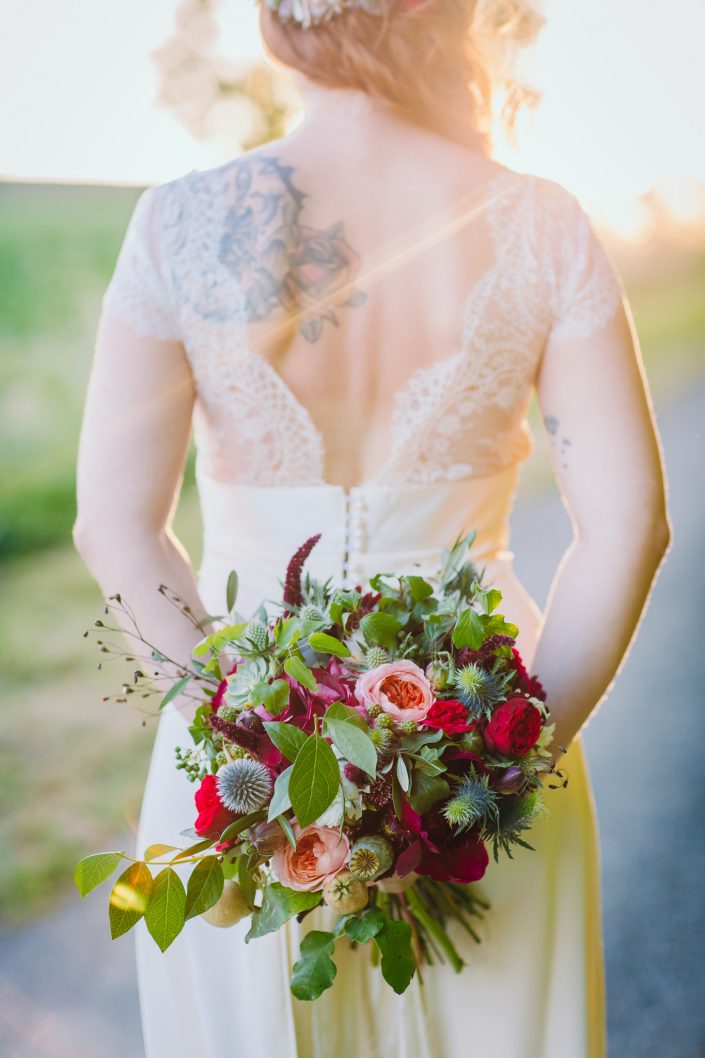mariée tatouée avec son bouquet de poppy figue flower