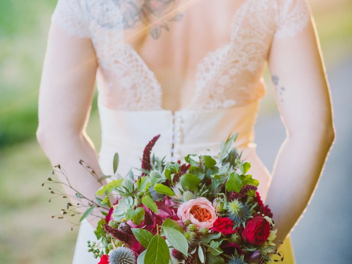 mariée tatouée avec son bouquet de poppy figue flower