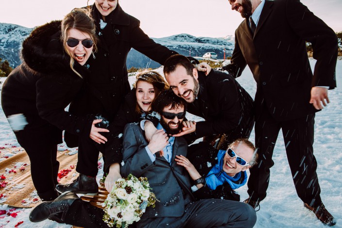 photo de groupe originale mariage dans la neige