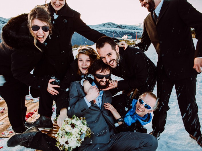 photo de groupe originale mariage dans la neige