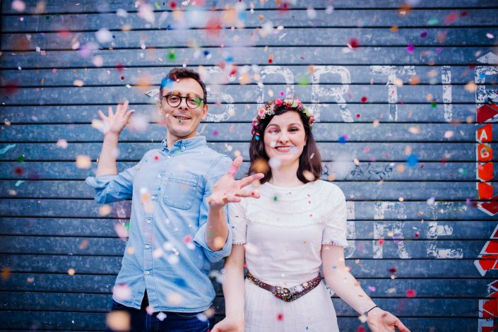 seance photo engagement toulouse couple lance confettis