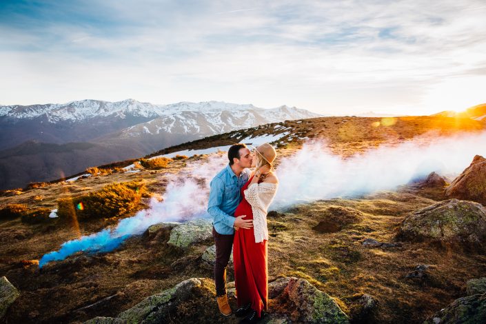 seance photo grossesse montagne avec fumigène