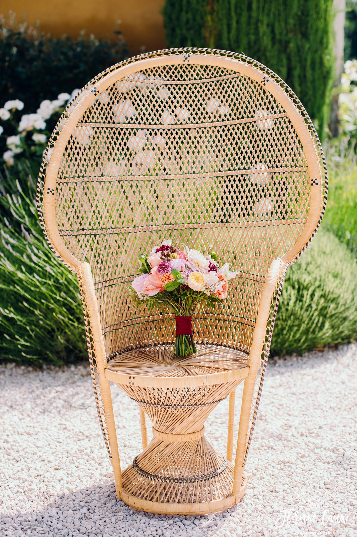bouquet de mariée sur fauteuil Emmanuelle par Poppy Figue