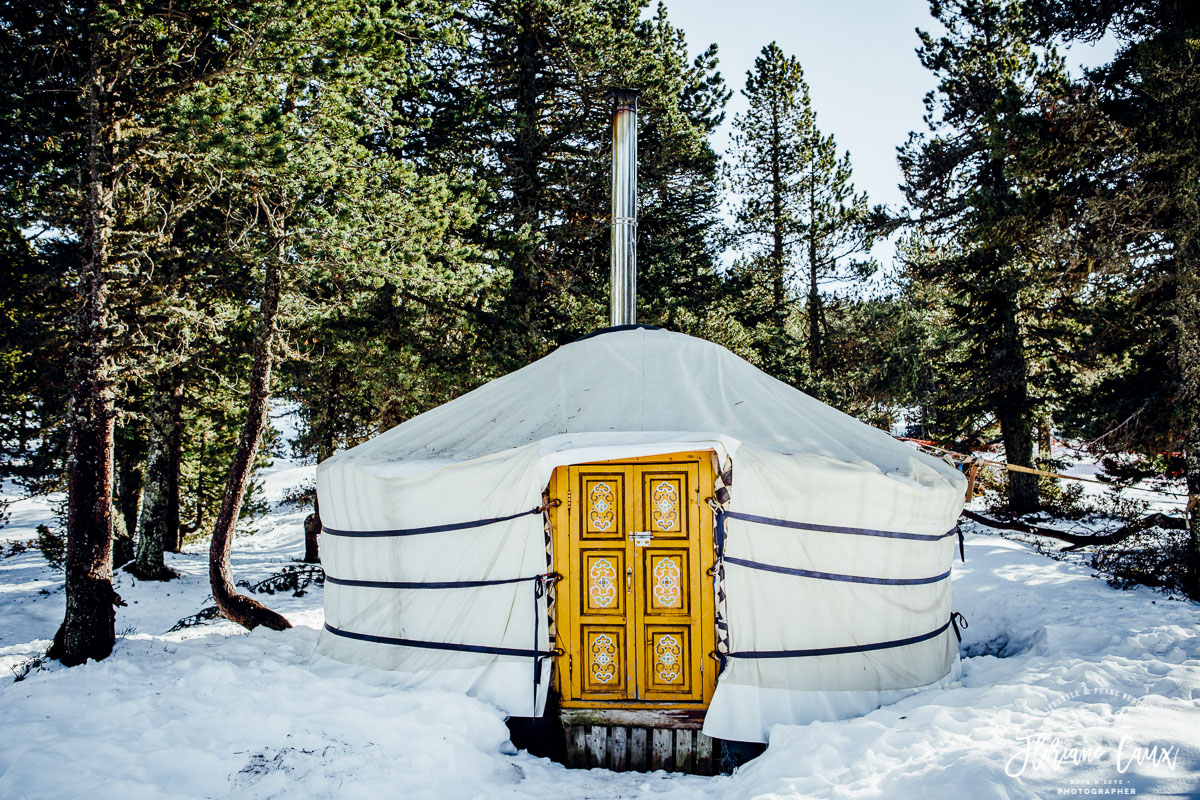 mariage d'hiver au plateau de beille dans une yourte