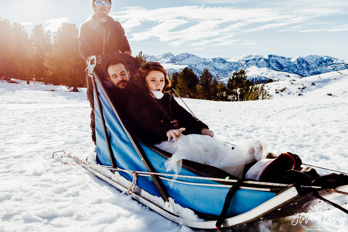 mariés avec chiens de traîneaux au plateau de beille
