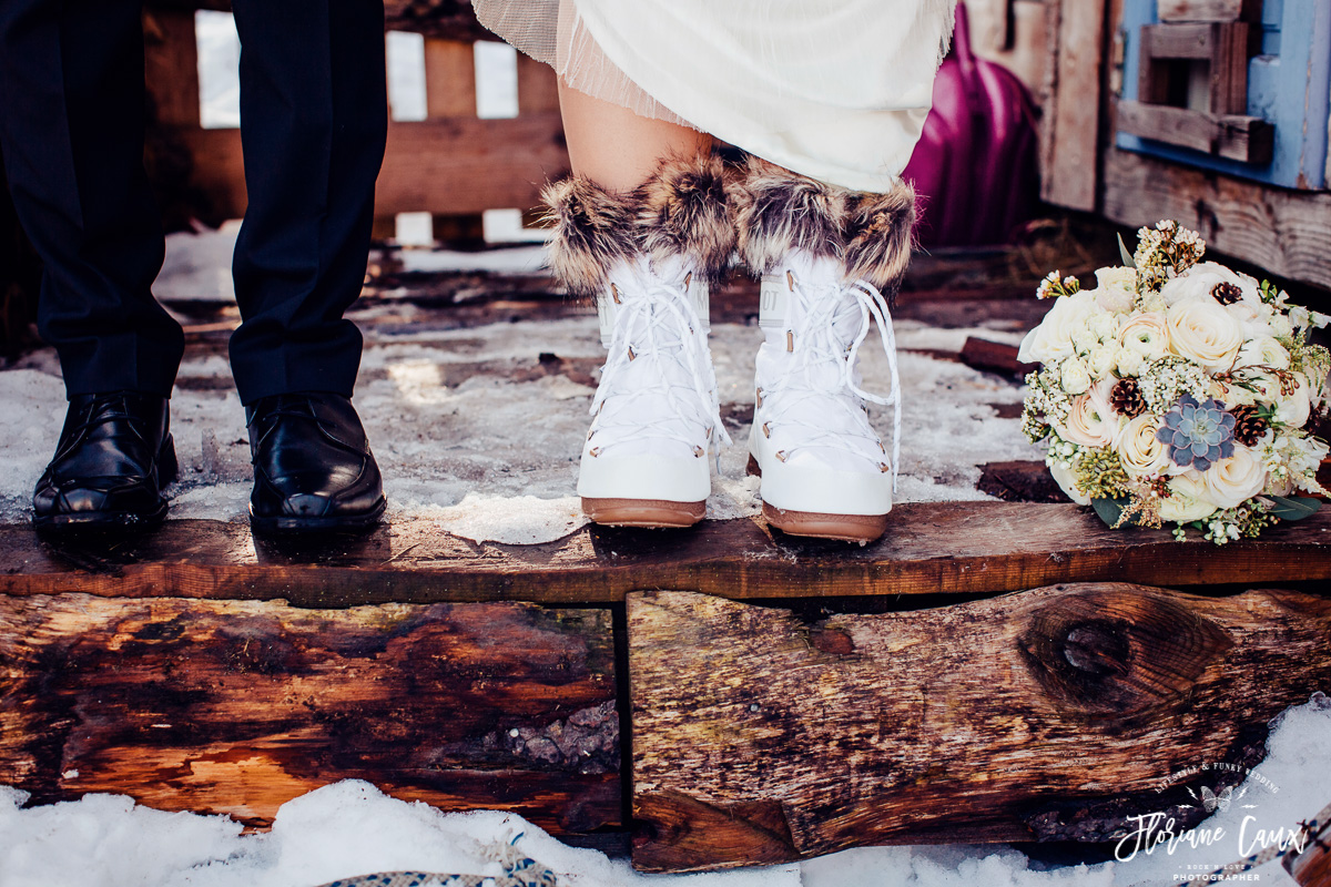mariée en moon boots dans la neige