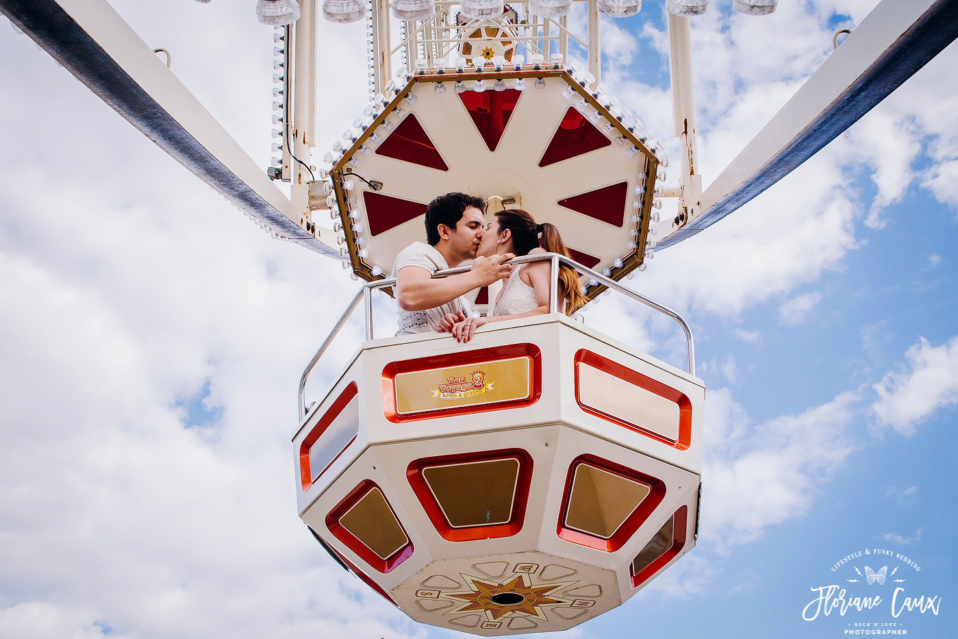 séance photo engagement à la grande roue à Toulouse en bord de Garonne
