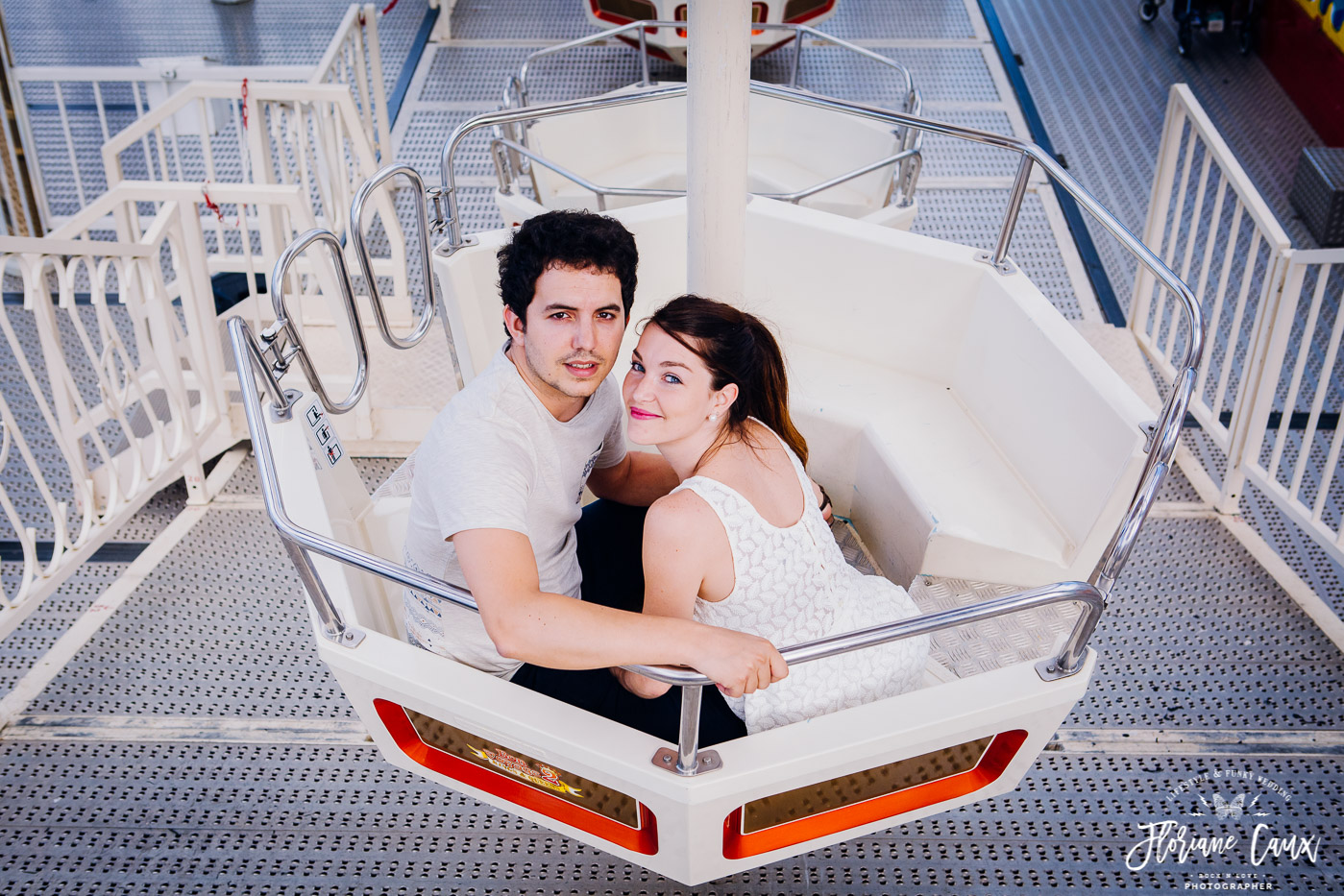 séance photo engagement à la grande roue à Toulouse en bord de Garonne