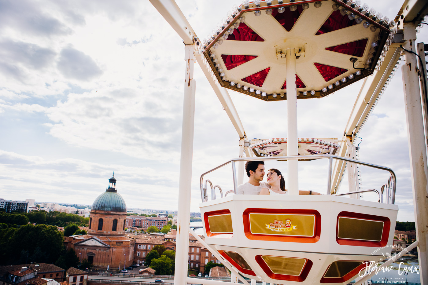 séance photo engagement à la grande roue à Toulouse en bord de Garonne