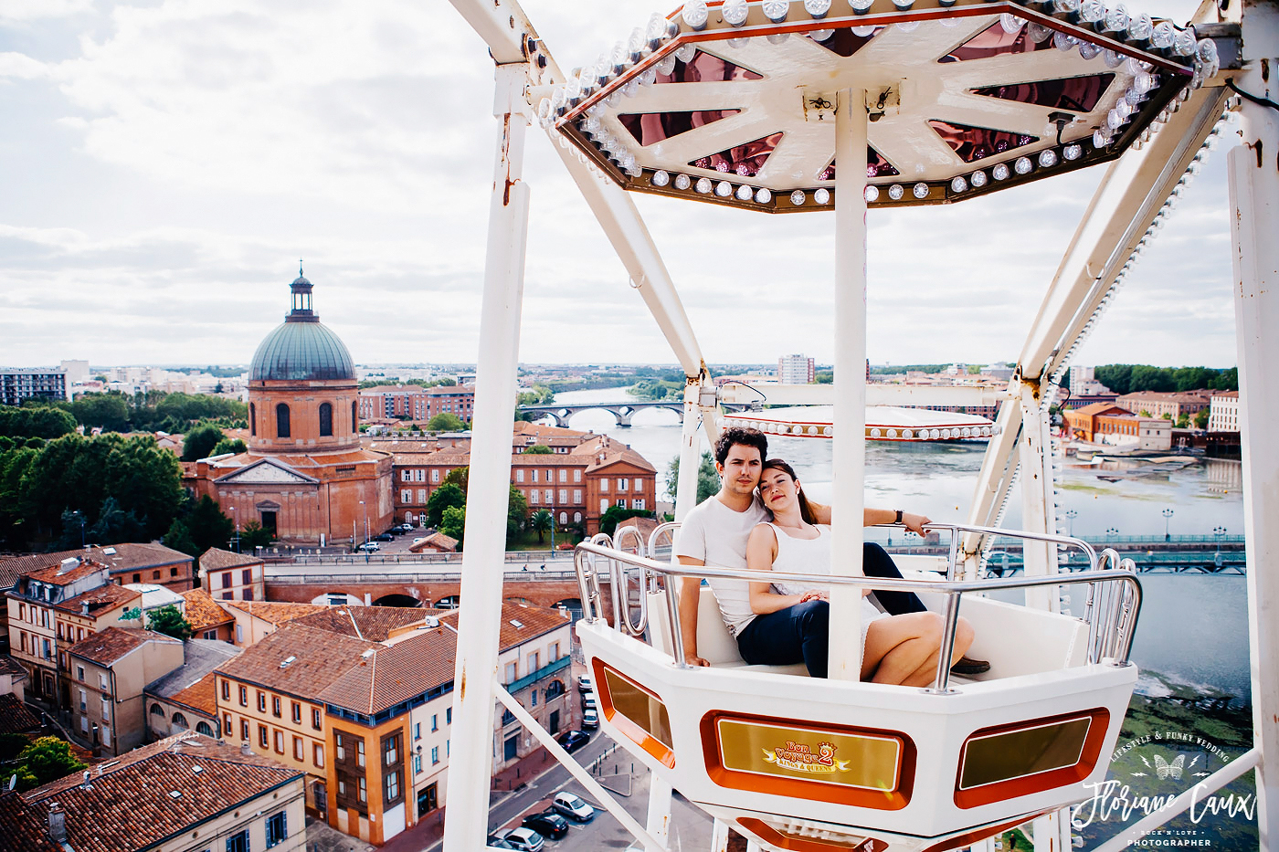 séance photo engagement à la grande roue à Toulouse en bord de Garonne
