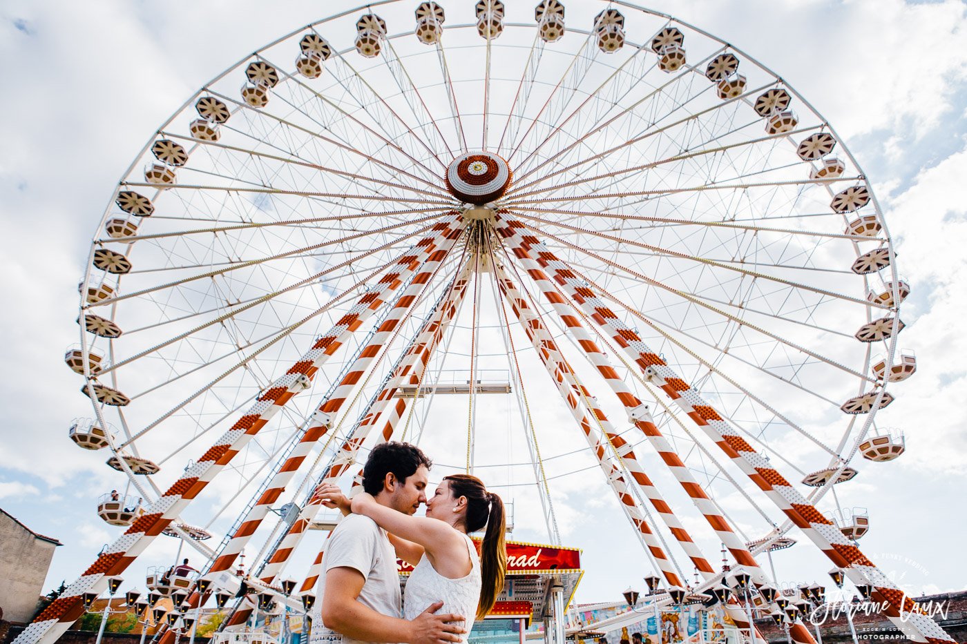 séance photo engagement à la grande roue à Toulouse en bord de Garonne