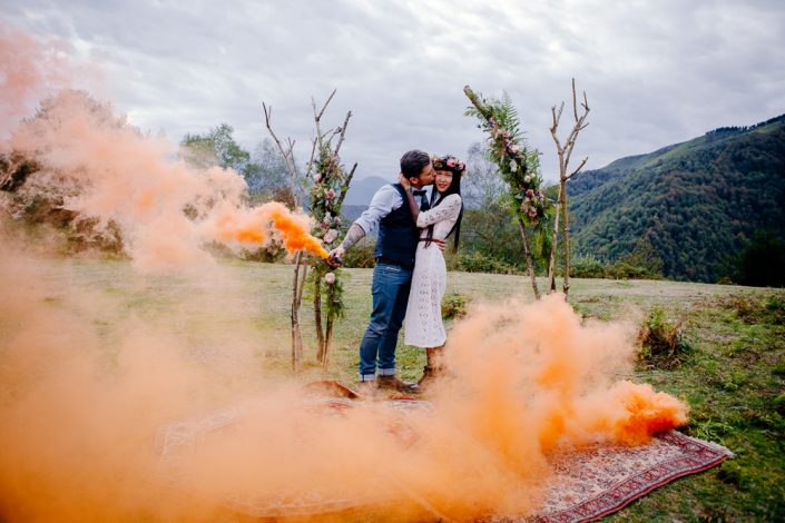 photo de mariage avec fumigènes - photographe mariage toulouse