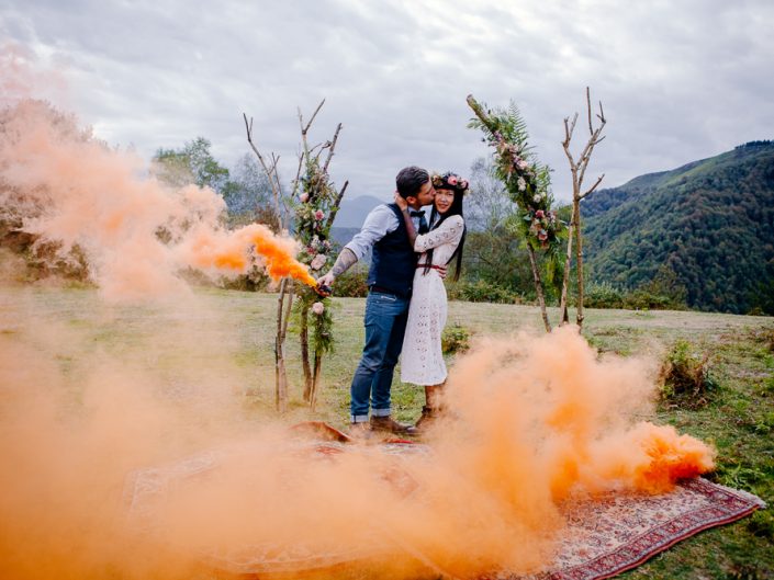 photo de mariage avec fumigènes - photographe mariage toulouse
