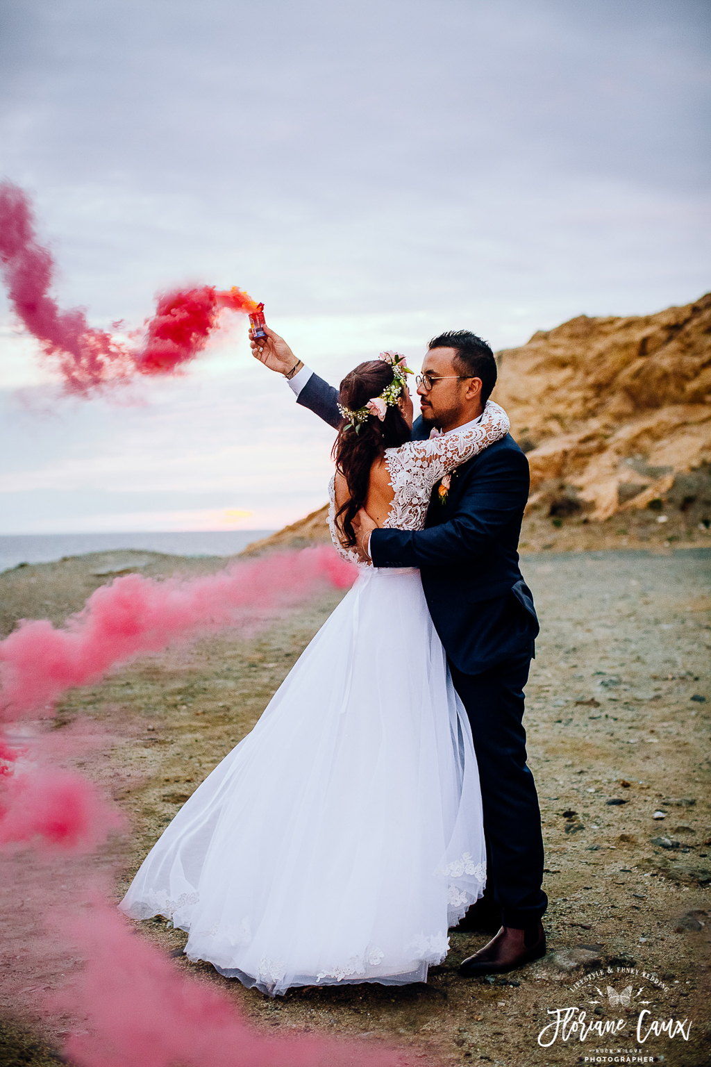 photo de couple mariage corse avec fumigènes