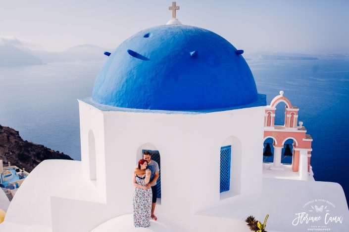 photo de couple sur Eglise toit bleu à Santorin
