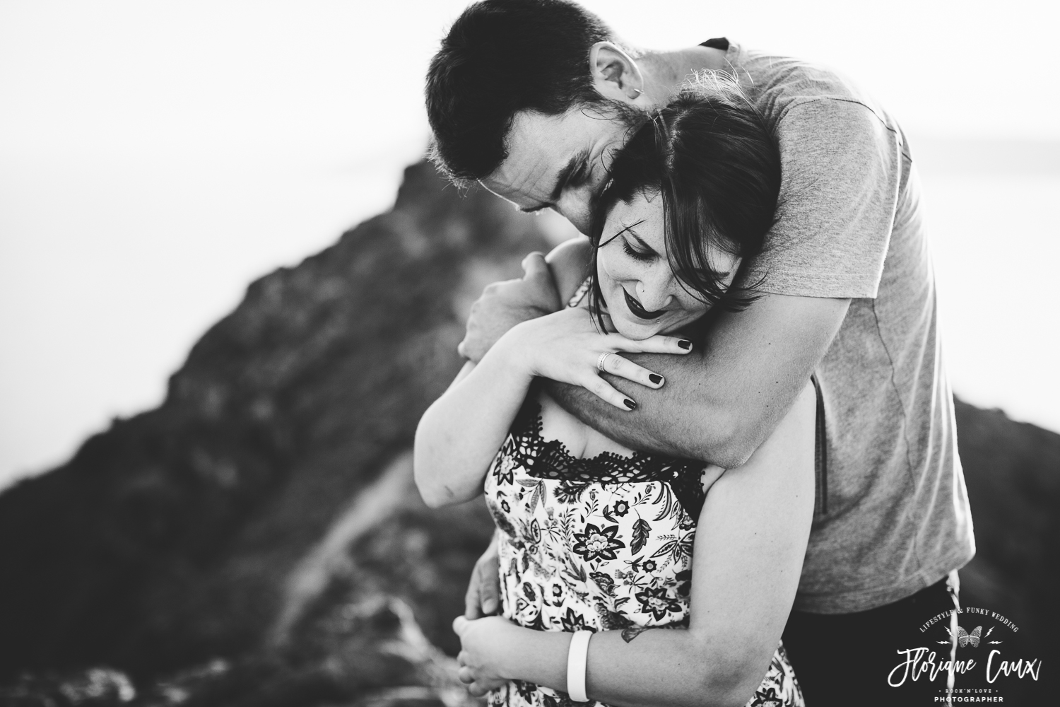 seance-photo-couple-mariage-Santorin-toit-eglise (13)