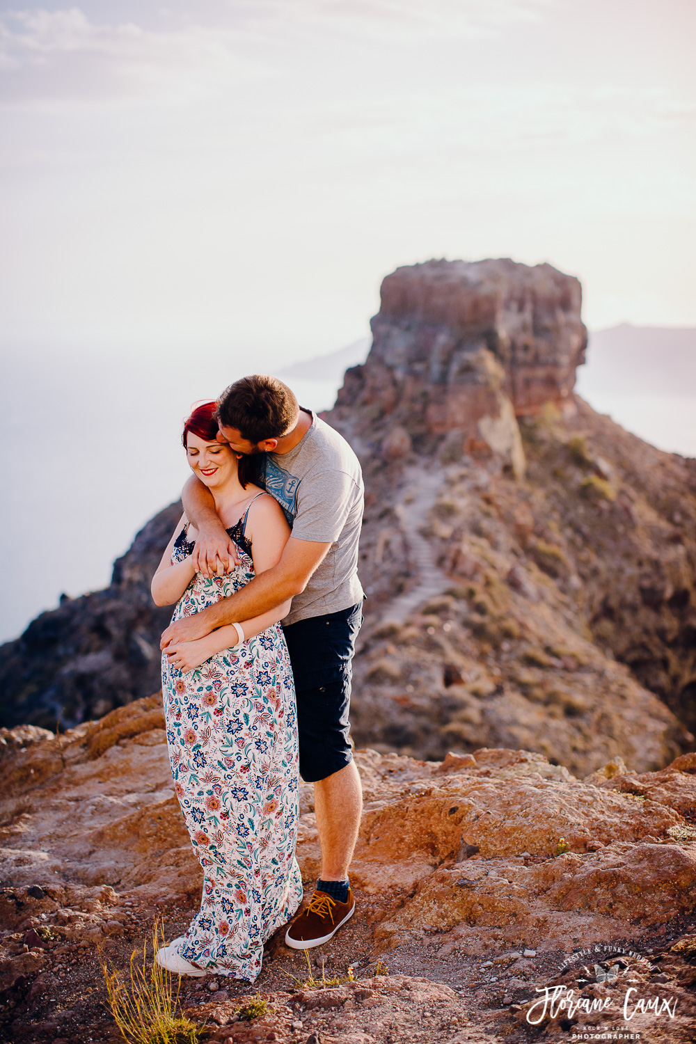 seance-photo-couple-mariage-Santorin-toit-eglise (17)