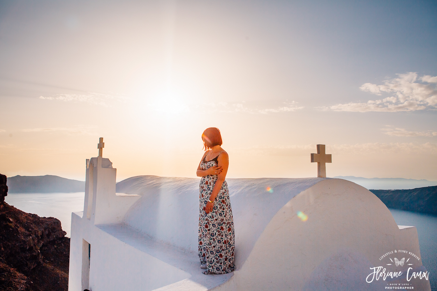 seance-photo-couple-mariage-Santorin-toit-eglise (2)