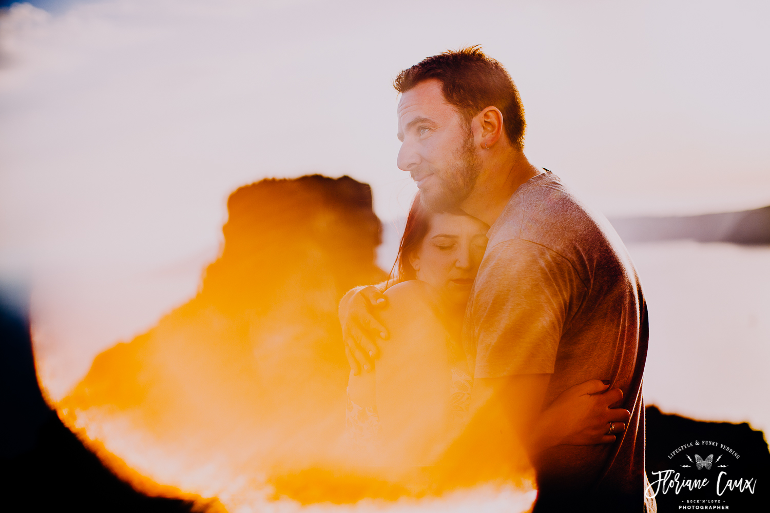 seance-photo-couple-mariage-Santorin-toit-eglise (21)