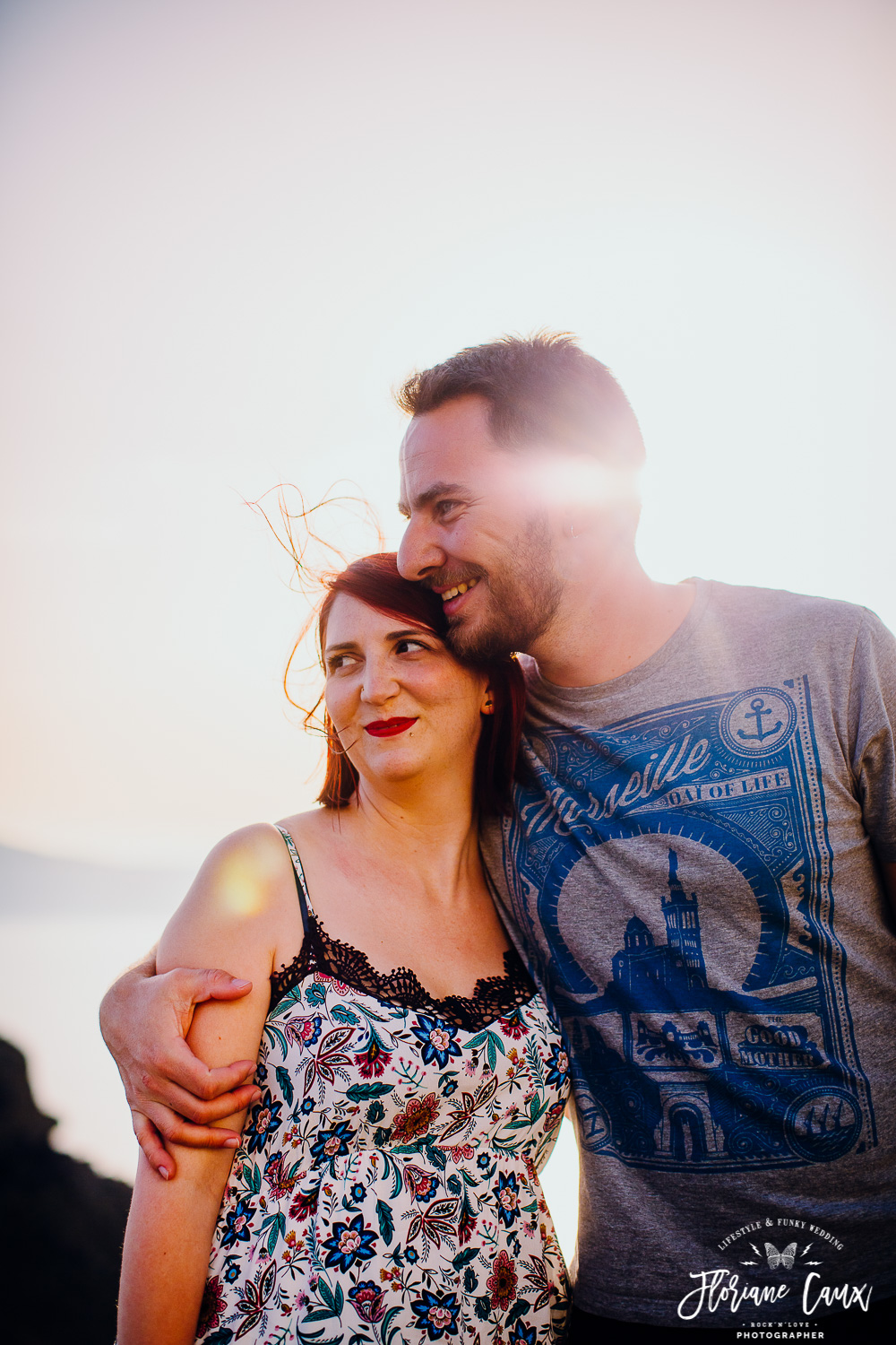 seance-photo-couple-mariage-Santorin-toit-eglise (23)