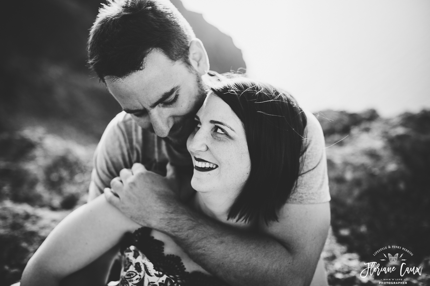 seance-photo-couple-mariage-Santorin-toit-eglise (24)