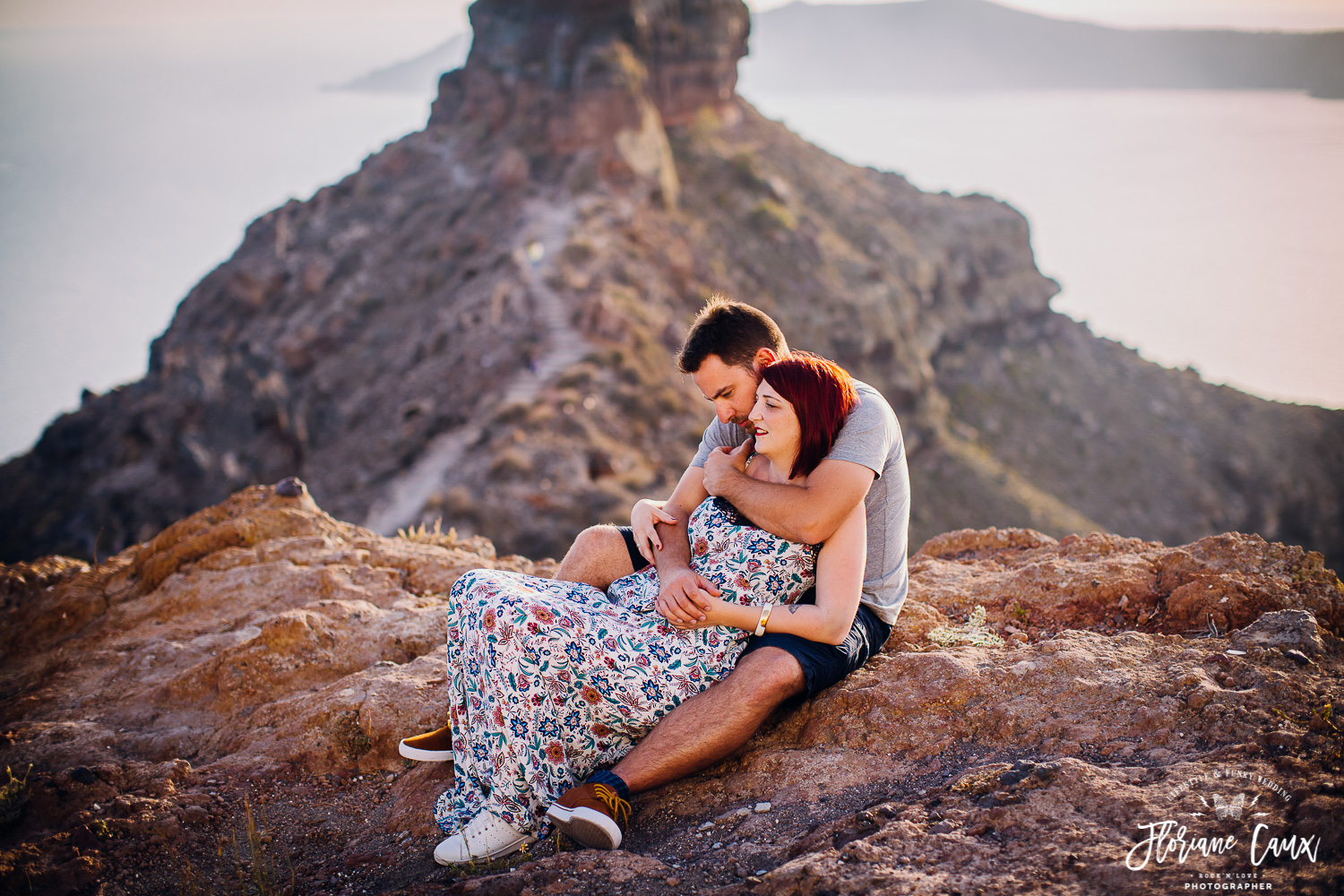 seance-photo-couple-mariage-Santorin-toit-eglise (31)