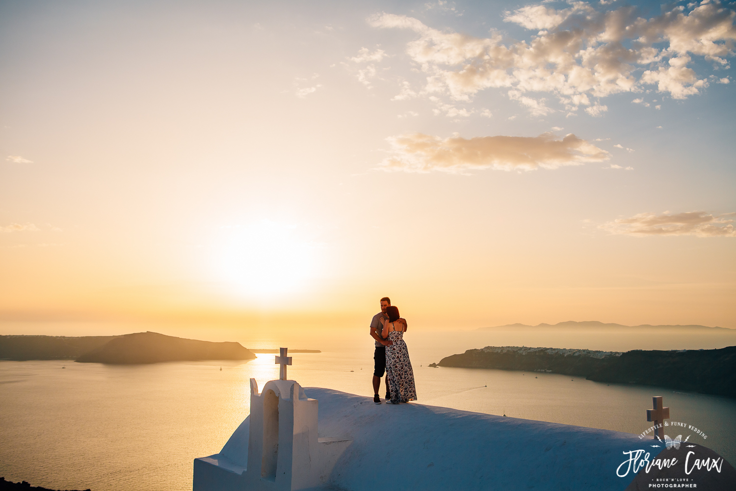 seance-photo-couple-mariage-Santorin-toit-eglise (47)