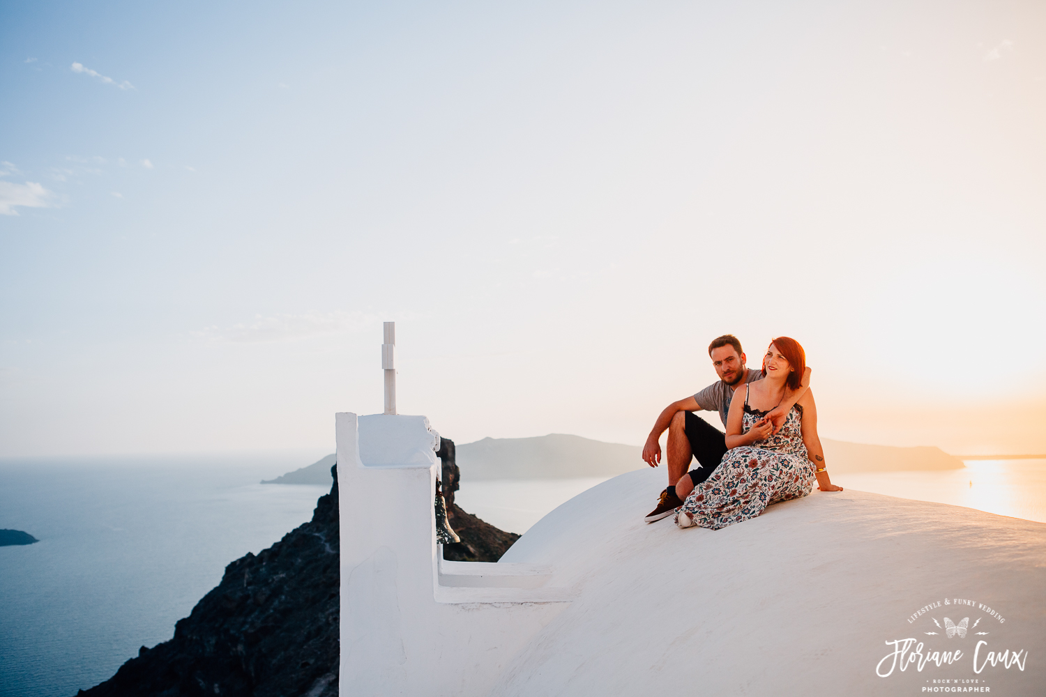 seance-photo-couple-mariage-Santorin-toit-eglise (48)