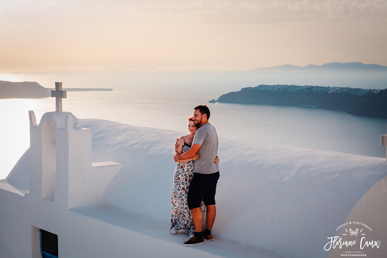 seance-photo-couple-mariage-Santorin-toit-eglise (6)