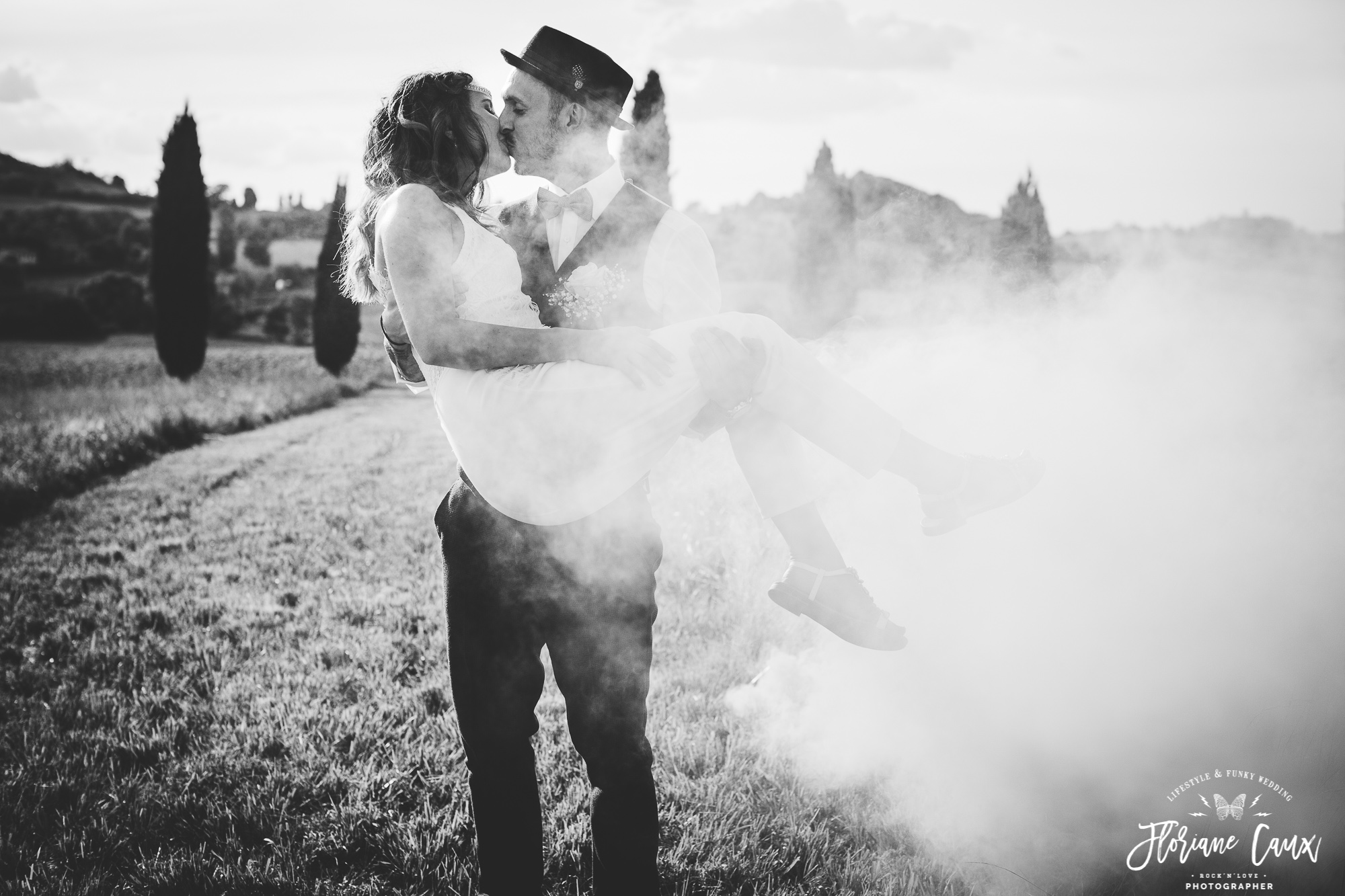 couple-photoshoot-Toulouse-smokebombs-and-donkeys (10)