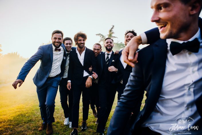 photos marié et garçons d'honneur avec fumigène