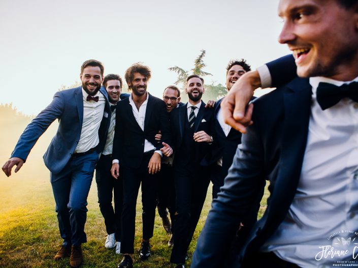 photos marié et garçons d'honneur avec fumigène