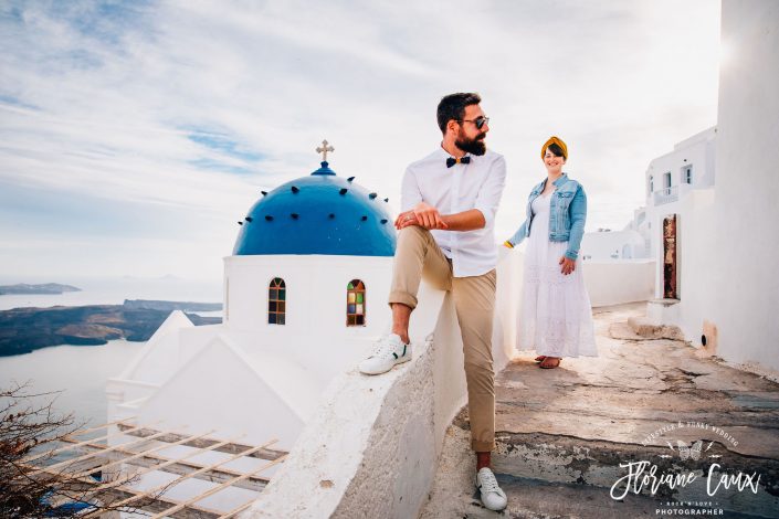 photographe mariage santorin eglise toit bleu