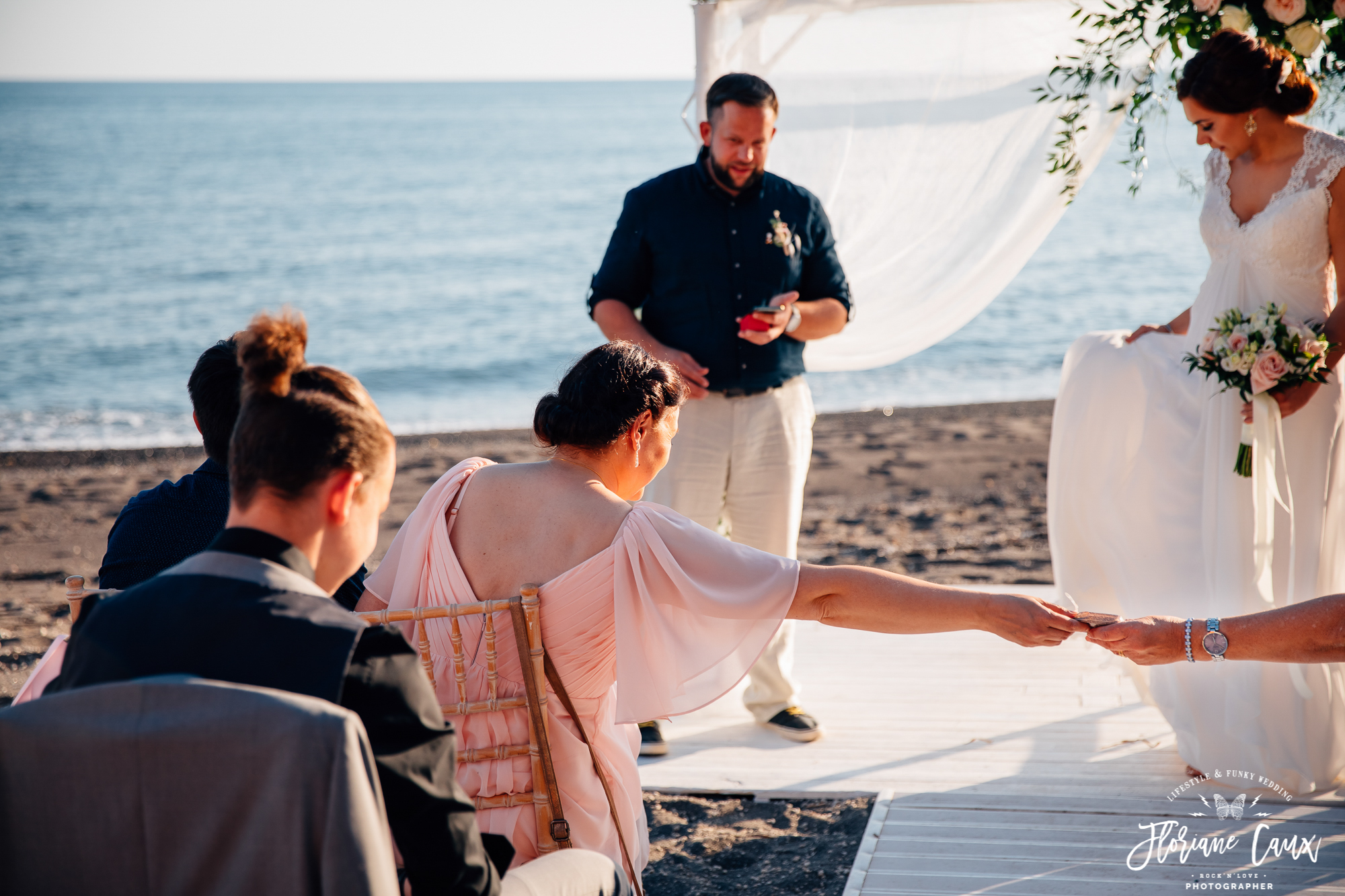 mariage-santorin-grece-ceremonie-laique-plage (13)