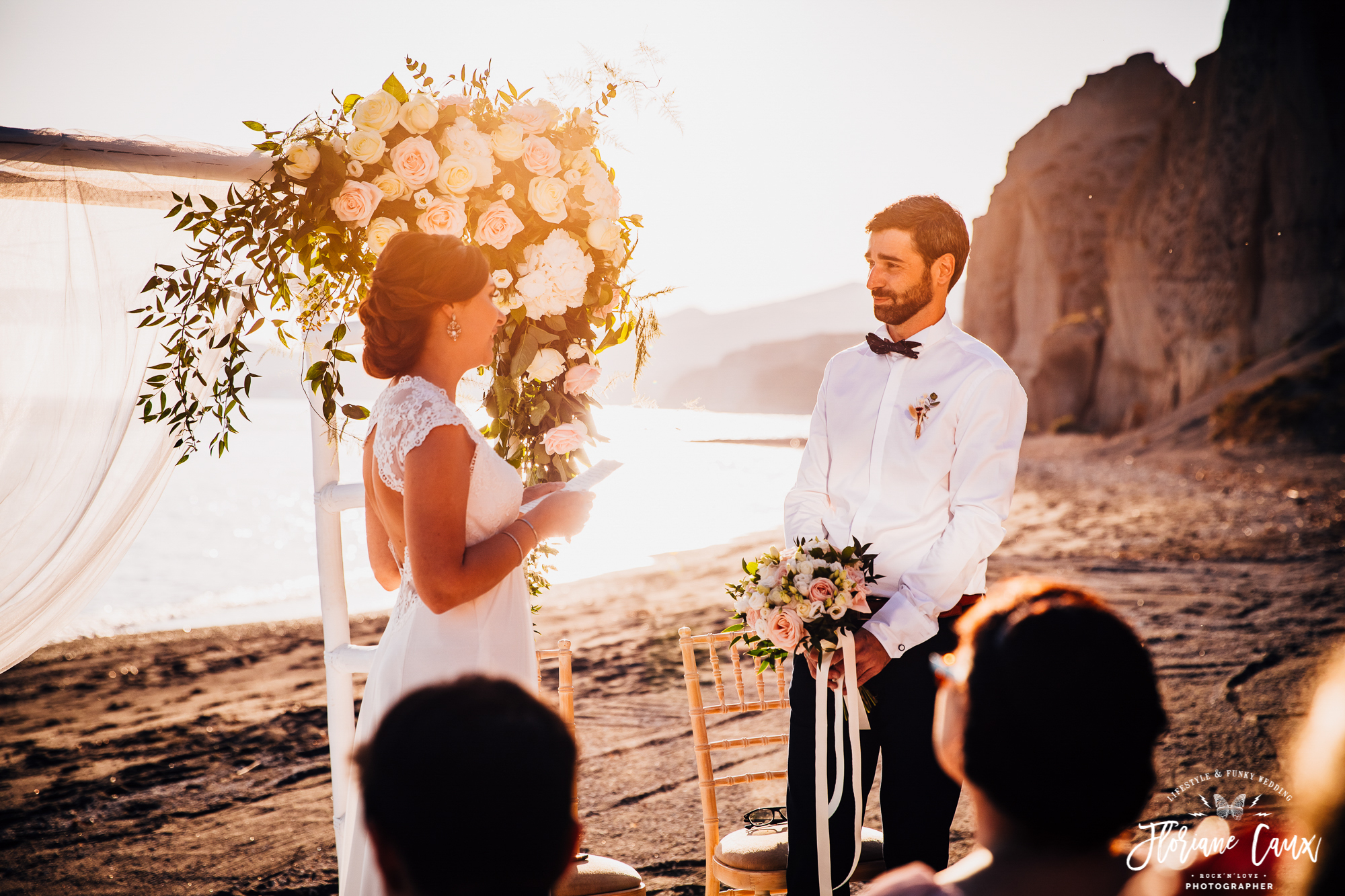 mariage-santorin-grece-ceremonie-laique-plage (20)
