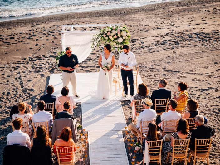 cérémonie laïque sur la plage de Santorin Theros Wave Bar