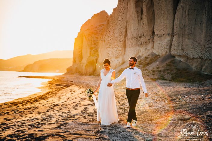 photographe de mariage Santorin photo de couple sur la plage