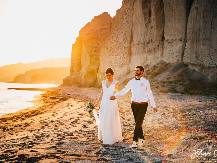 photographe de mariage Santorin photo de couple sur la plage