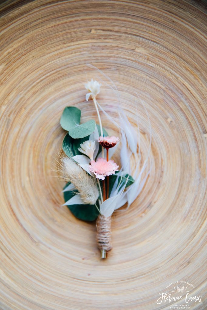 Photographe mariage Santorin, boutonnière fleurs par Poppy Figue