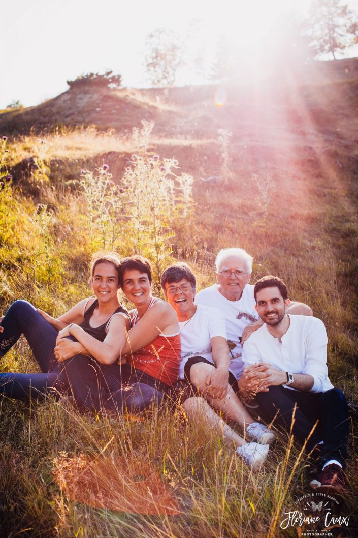 seance photo famille près de Toulouse à la montagne avec les grands-parents