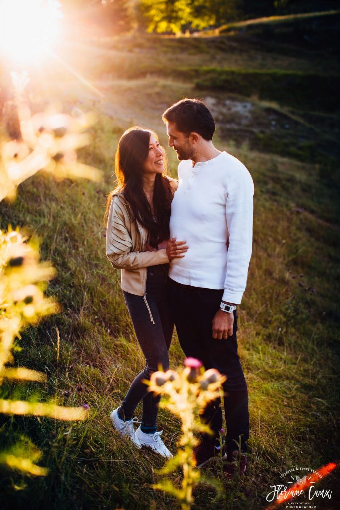 photographe séance photo de couple à la montagne au coucher de soleil