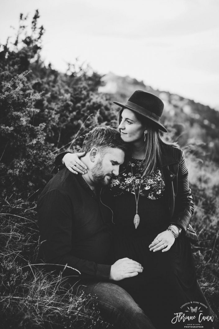 Photographe séance photo couple grossesse à la montagne Ariège