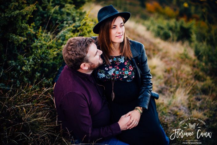 Photographe séance photo couple grossesse à la montagne Ariège