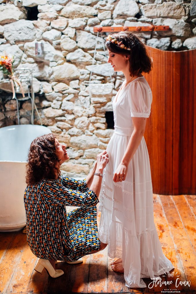 la mariée enfile sa robe à la cave des anges à carcassonne