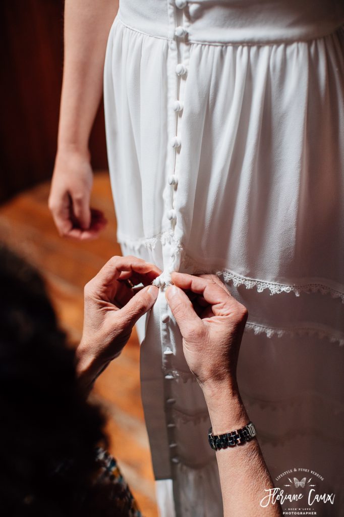 la mariée enfile sa robe à la cave des anges à carcassonne