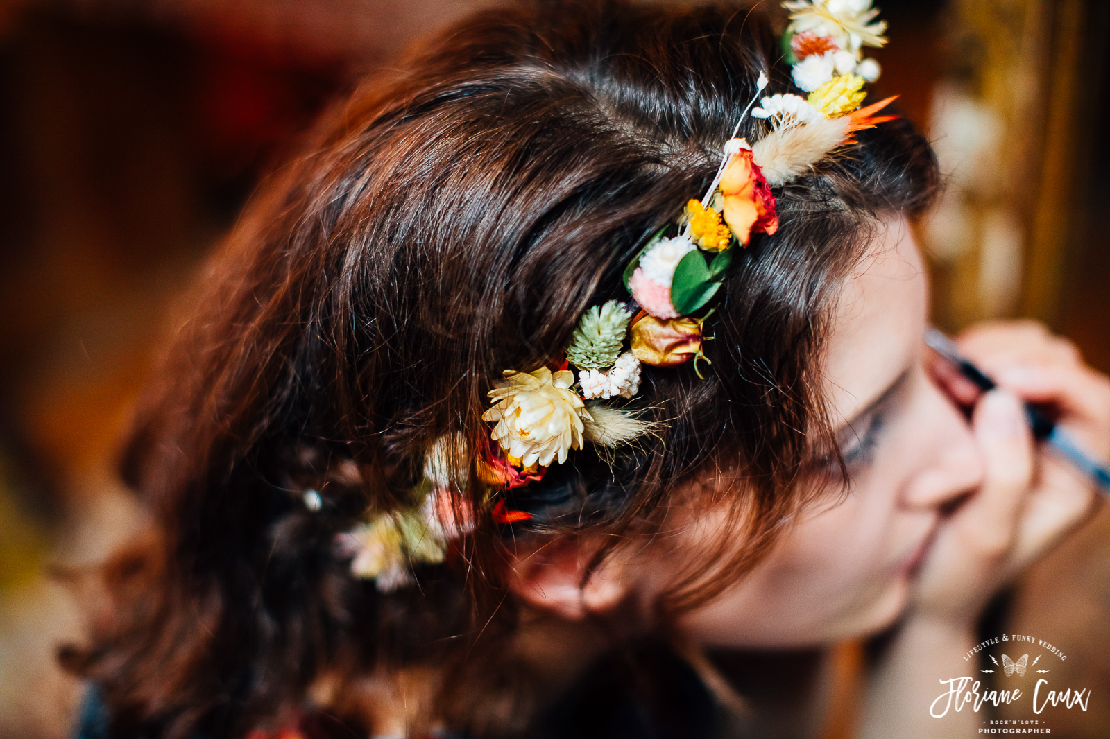 preparatifs mariée la Cave des Anges avec couronne de fleurs