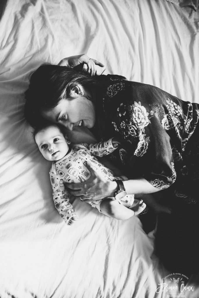 photos maman et bébé sur le lit