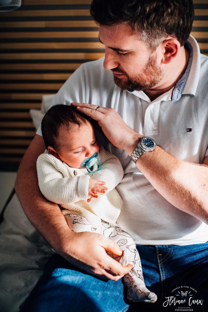 photo du bébé et son papa séance à domicile