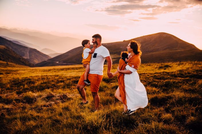 séance photo famille lifestyle dans les Pyrénées à la montagne