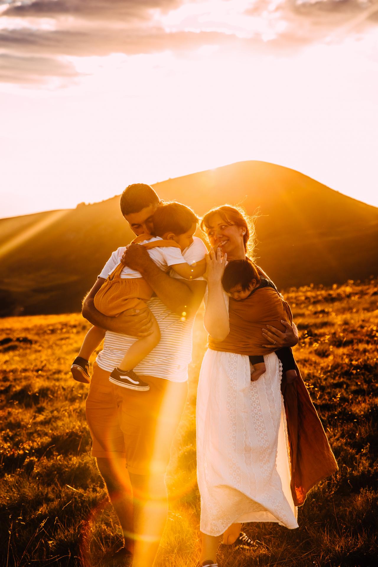 séance photo famille lifestyle dans les Pyrénées à la montagne